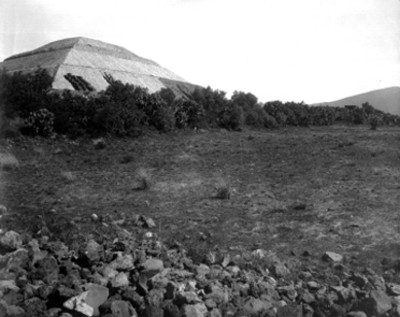 Vista de los contrafuertes de la Pirámide del Sol