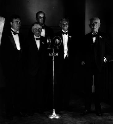 Henry Ford, Tomás Alva Edison, Nelson Rockefeller y otros empresarios en un evento