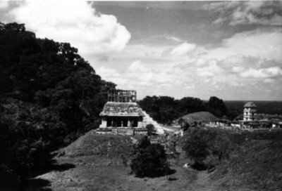 Persona a la entrada del Templo del Sol y vista de El Palacio