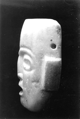 Máscara tallada en piedra, perfil