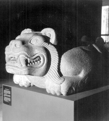 Cuauhxicalli en forma de jaguar, vista lateral