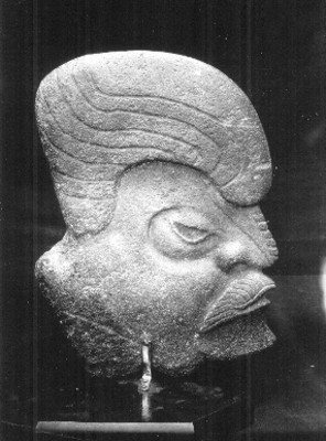 Hacha con forma de cabeza, escultura