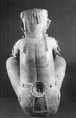 Escultura de un guerrero en postura sedente, vista posterior