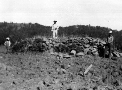 Trío de hombres en un montículo antes de su excavación