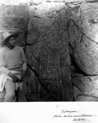 Hombre junto a relieves de el patio de los esclavos
