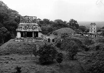 Vista frontal del Templo del Sol y el Palacio al fondo
