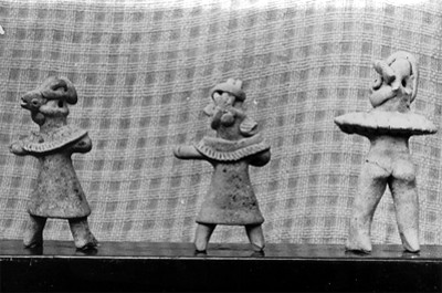 Tres figuras prehispánicas, vista posterior