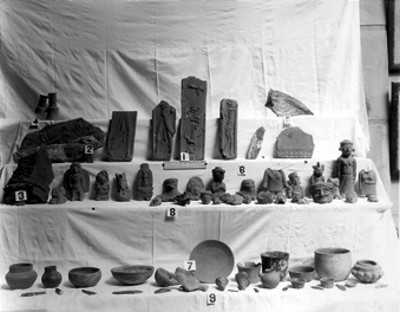 Figurillas antropomorfas, zoomorfas y vasijas a escala