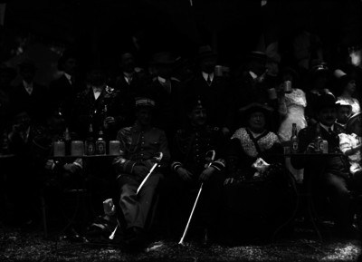Luis Fuentes y personalidades en un evento social