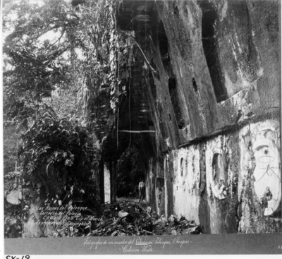 Hombre en las "ruinas de Palenque corredor del Palacio"