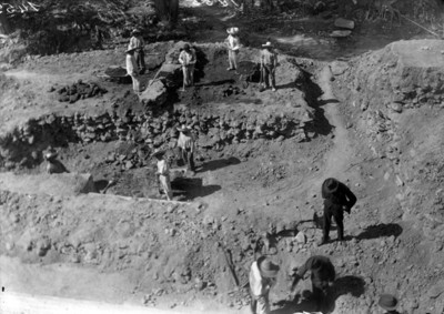 Hombres realizan trabajos de excavación en Teotihuacan