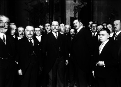 Alvaro Obregón, Santiago Galas y personalidades durante un evento en un salón