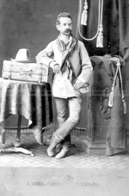 Hombre en un estudio fotográfico, retrato