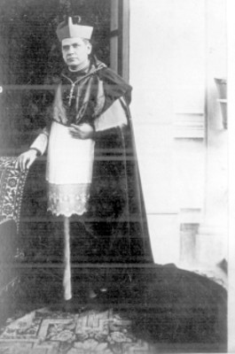 Obispo junto a un sillón, retrato