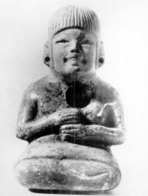 Escultura antropomorfa sedente, de la cultura olmeca