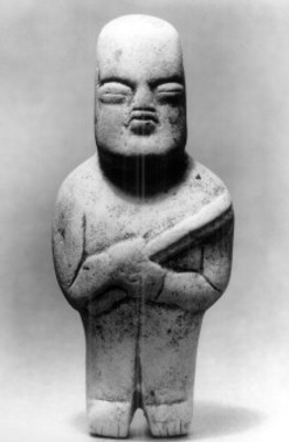 Escultura olmeca de un hombre que sostiene un báculo