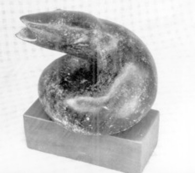 Serpiente, escultura en un pedestal
