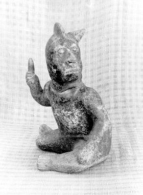 Figurilla antropomorfa de barro sedente