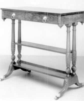 Mesa para biblioteca decorada con tallas, pieza del Museo Metropolitano de Arte