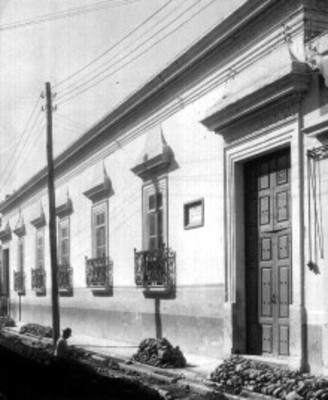 Hombre trabaja en reparación frente a la casa donde nació Agustín de Iturbide