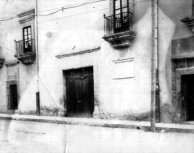 Fachada de una casa, vista parcial