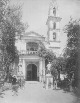 Atrio y entrada principal de una iglesia