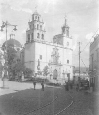 Gente frente a la Basílica de Guanajuato, vista general