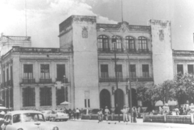 Fachada de edificio y plaza pública