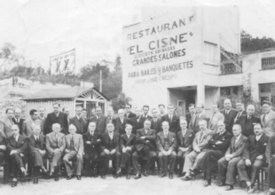 Alfonso Caso con un grupo de caballeros frente al Restaurant El Cisne, retrato