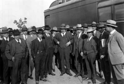 General Plutarco Elias Calles junto a un vagón de tren