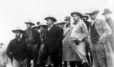 Alvaro Obregón y militares en las vías del tren