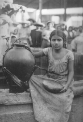 Niña con un cantaro y jícara en manos