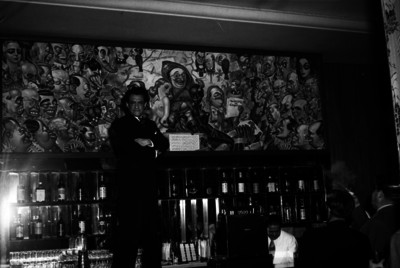 Ernesto García Cabral sobre la barra de un bar, retrato