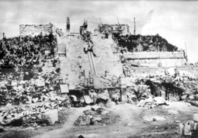 Templo de los Guerreros durante la reconstrucción