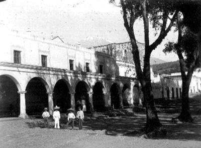 Niños parados frente a un pórtico, retrato de grupo
