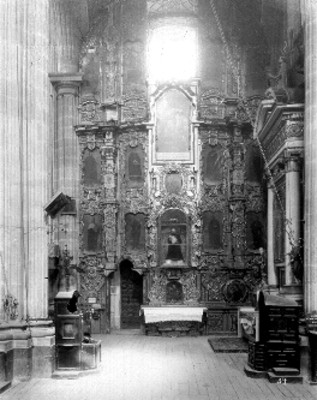 Vista parcial de retablo de estilo barroco