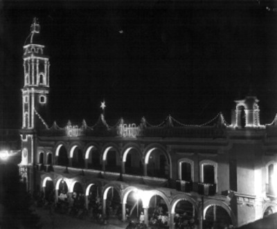 Edificio del ayuntamiento de Veracruz, iluminada en el Centenario de la Independencia