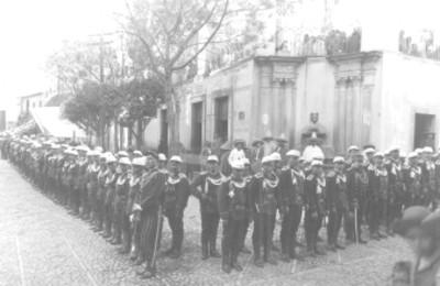 Ejercito de soldados formados en las calles de una ciudad