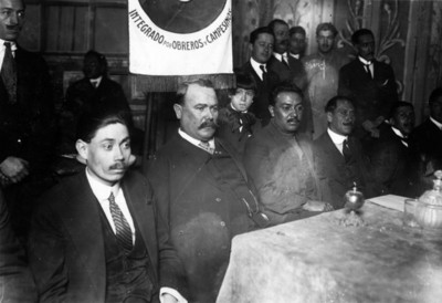 Obregón dirige una junta con representantes de obreros y campesinos