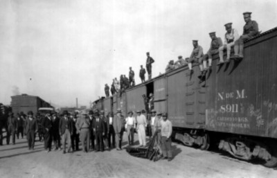 Funcionarios públicos y tropas frente un tren
