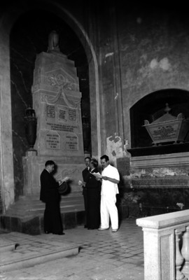 Hombres visitan la cripta en la Catedral Metropolitana