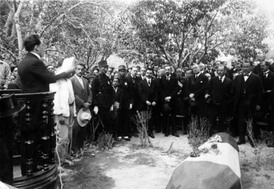 Obregón y miembros del Estado mayor presidencial en los funerales de Luis Coyula