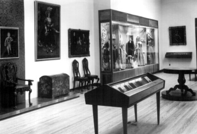 Indumentaria femenina exhibida en el Museo Nacional