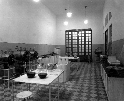 Interior de un comedor, vista parcial