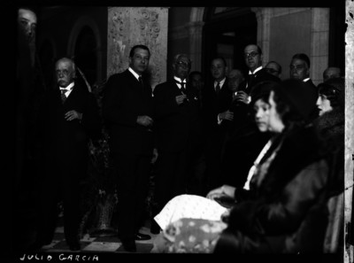 Julio García conviviendo con otros hombres en un evento, retrato de grupo