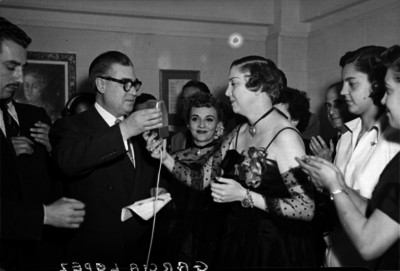 Agustín García y esposa hace uso de la palabra durante un evento