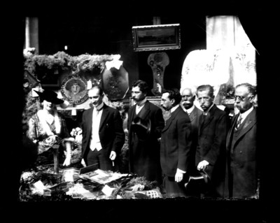 Juan de León Cravioto y Félix Palavacini junto con sus acompañantes observan antigüedades