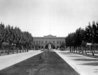 Avenida Álvaro Obregón y palacio de gobierno de Mexicali