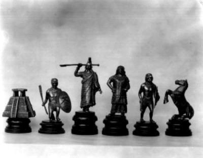 Ajedrez con figuras prehispánicas realizadas en metal, detalle