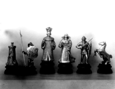 Figuras de ajedrez elaboradas en metal, detalle